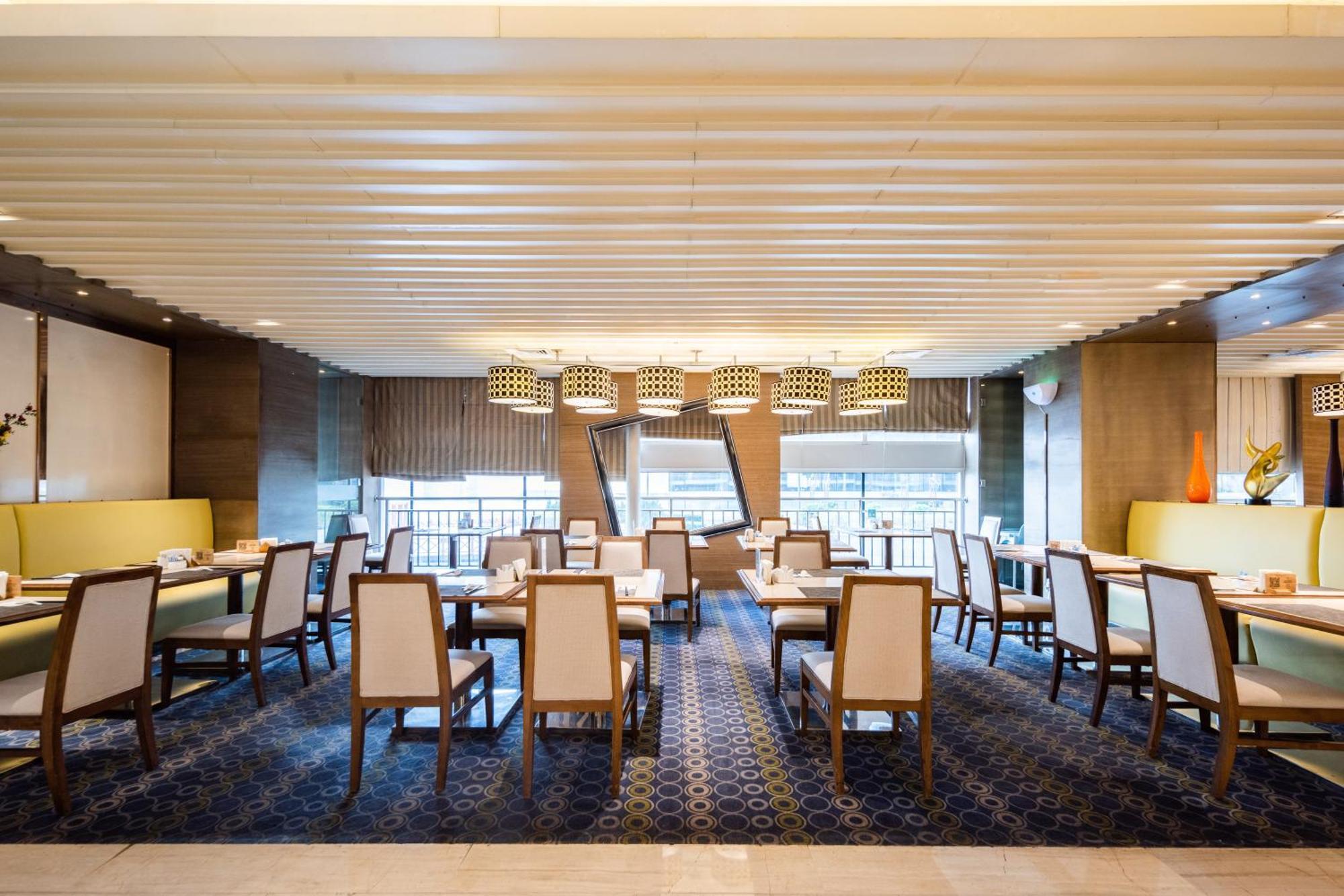 Holiday Inn Shijiazhuang Central By Ihg Exterior photo